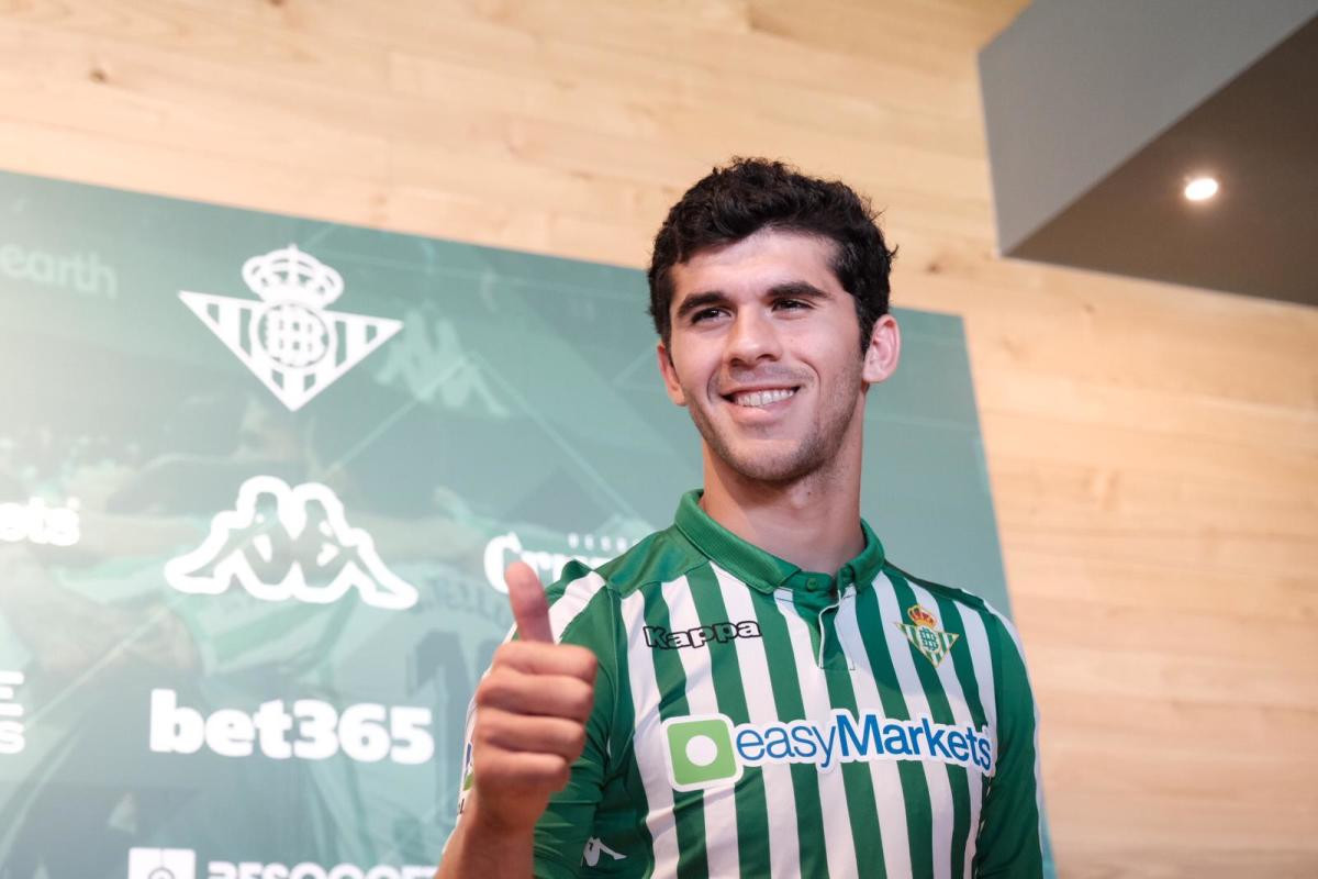 Aleña, posando con la camiseta del Betis | EFE