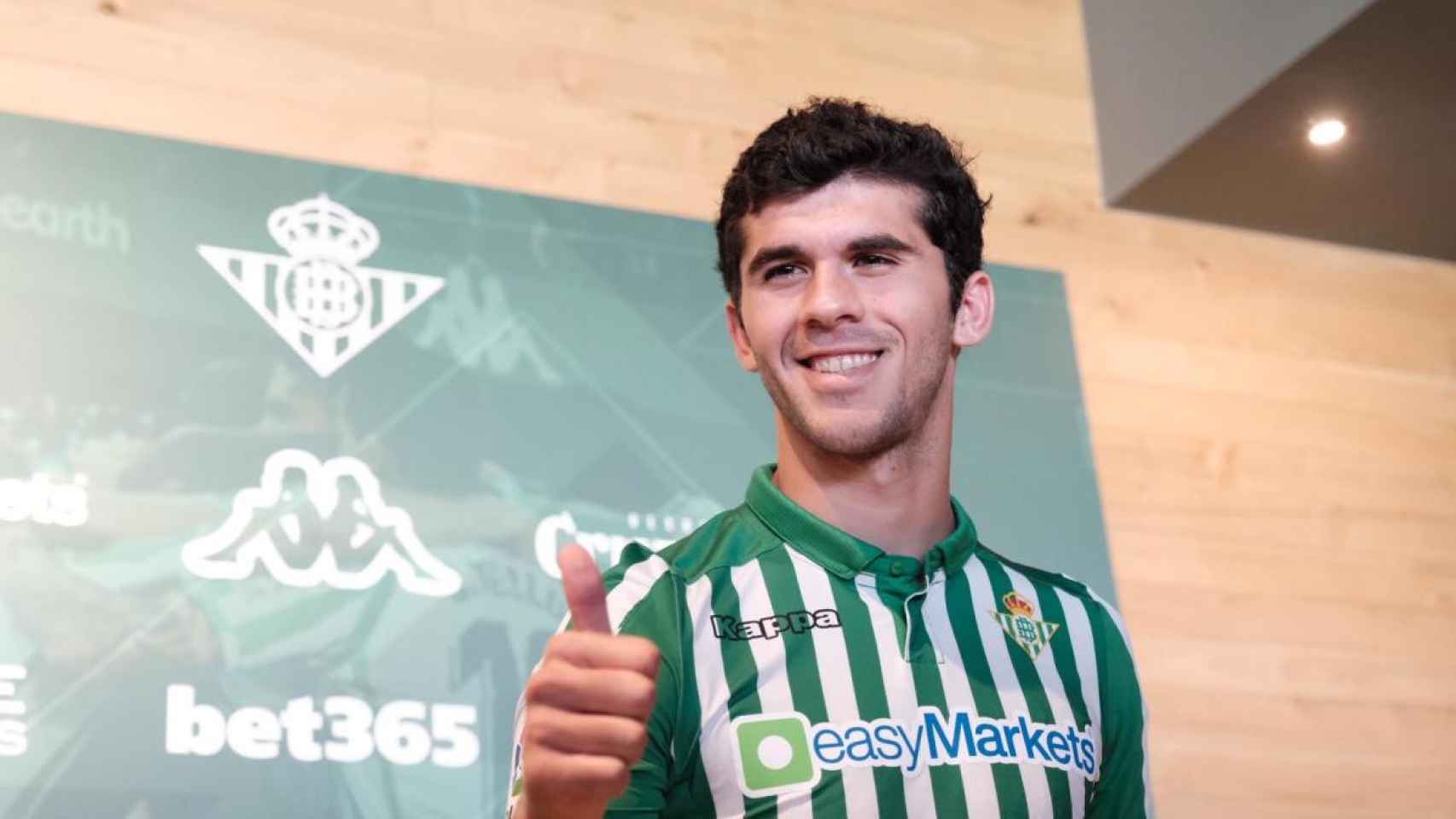 Aleña, posando con la camiseta del Betis | EFE