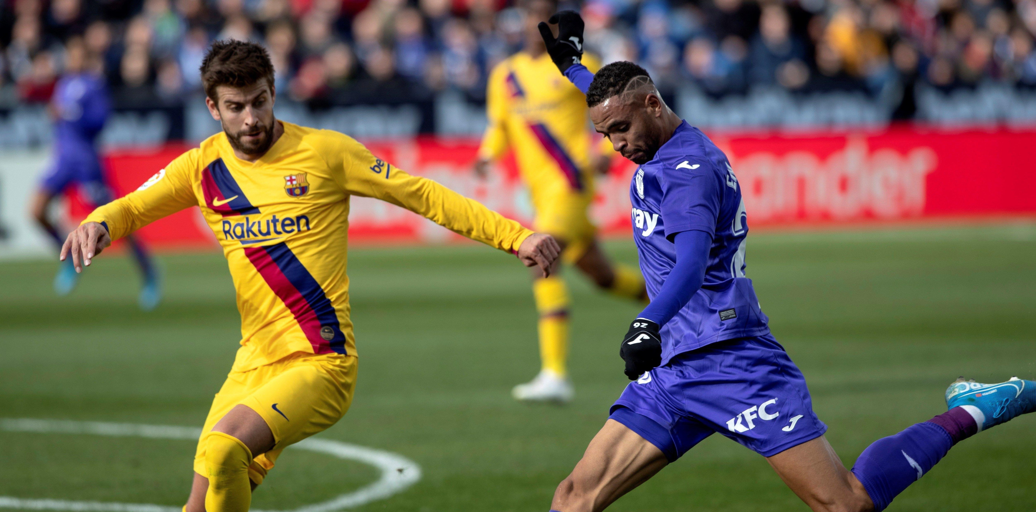 Piqué en un lance durante el duelo contra el Leganés/ EFE