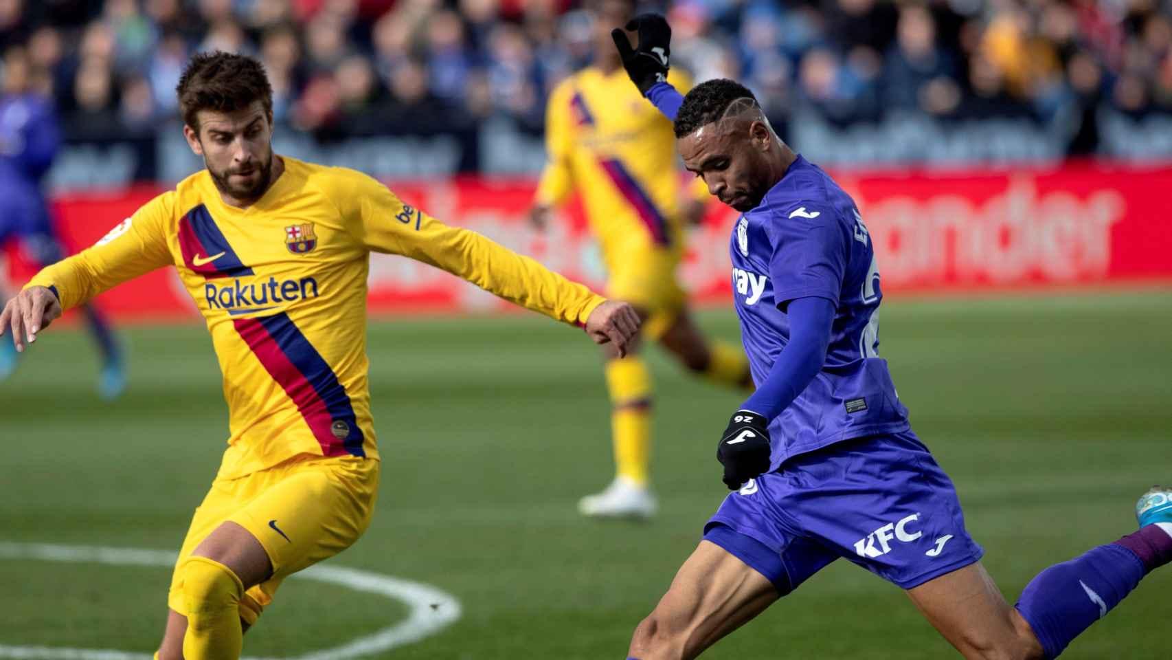 Piqué en un lance durante el duelo contra el Leganés/ EFE