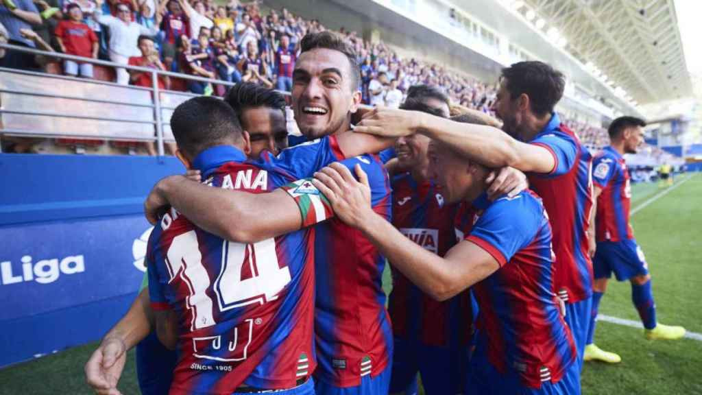 Los jugadores del Eibar celebran un gol ante el Celta / EFE