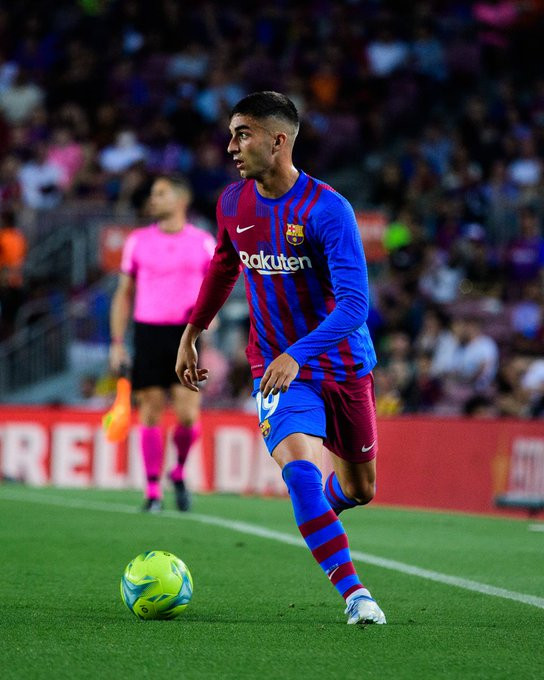 Ferran Torres controla el balón ante el Villarreal