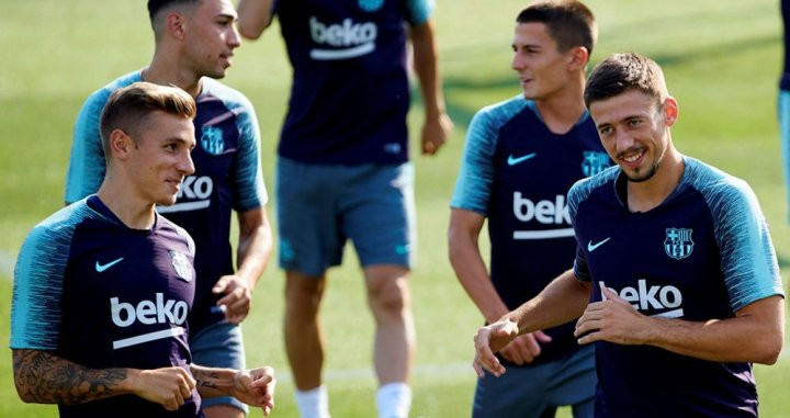 Clement Lenglet, con el ex azulgrana Lucas Digne, en uno de sus primeros entrenamientos con el Barça / EFE