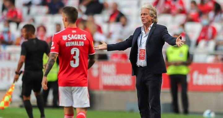 Grimaldo, junto a Jorge Jesus, en un partido del Benfica / EFE