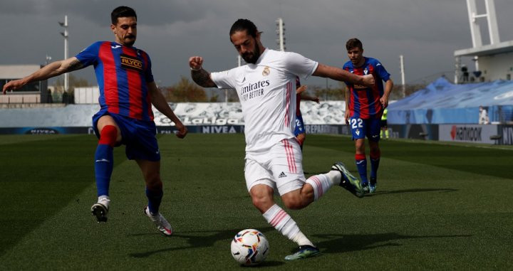 Isco Alarcón en una acción de la pasada campaña, frente al Eibar / RM