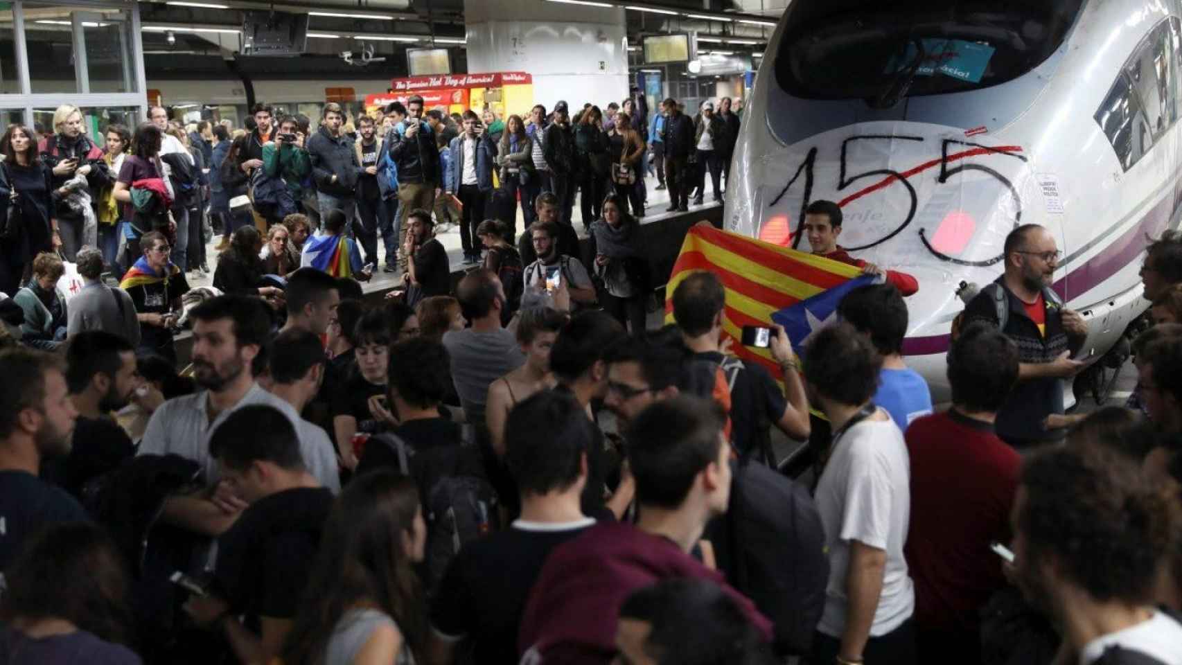 Imagen de activistas de los CDR cuando colapsaron la estación de Sants el 8 de noviembre de 2017 / EFE