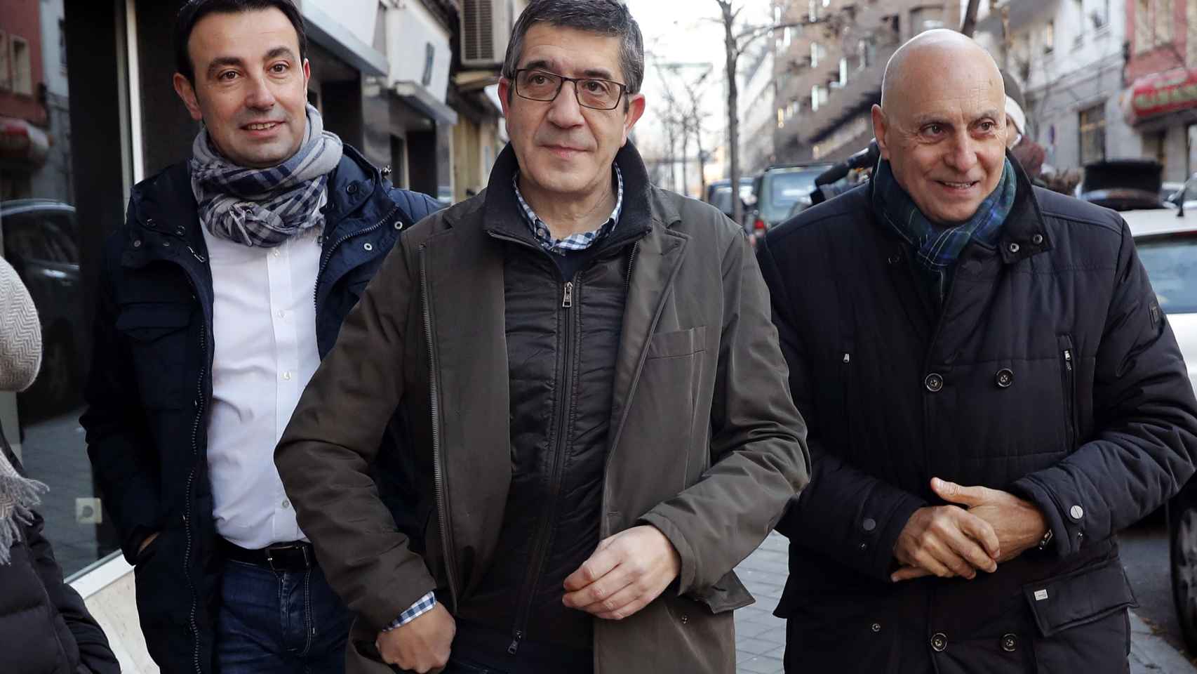 Patxi López a su llegada esta mañana a la sede central del PSOE donde se iba a celebrar una reunión del comité federal / EFE