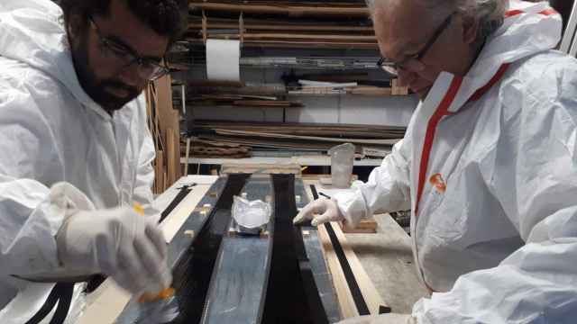Josep Arisa (d) en su taller de Sort (Lleida) durante la producción de uno de sus esquís de madera / CEDIDA
