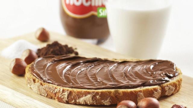 Una imagen de una tostada untada con Nocilla