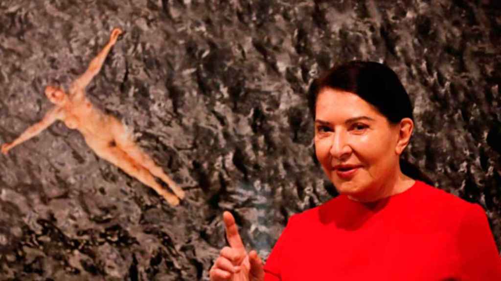 Marina Abramovic´, frente a uno de los retratos expuesto en Madrid. / EFE