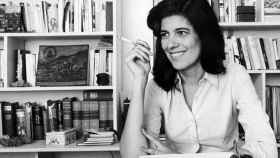 La escritora Susan Sontag en la imagen de portada de la biografía de Benjamin Moser / ANAGRAMA