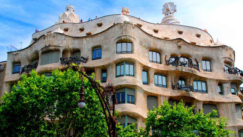 Vista frontal de la fachada principal de la Casa Milà 'La Pedrera'