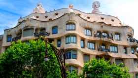 Vista frontal de la fachada principal de la Casa Milà 'La Pedrera'