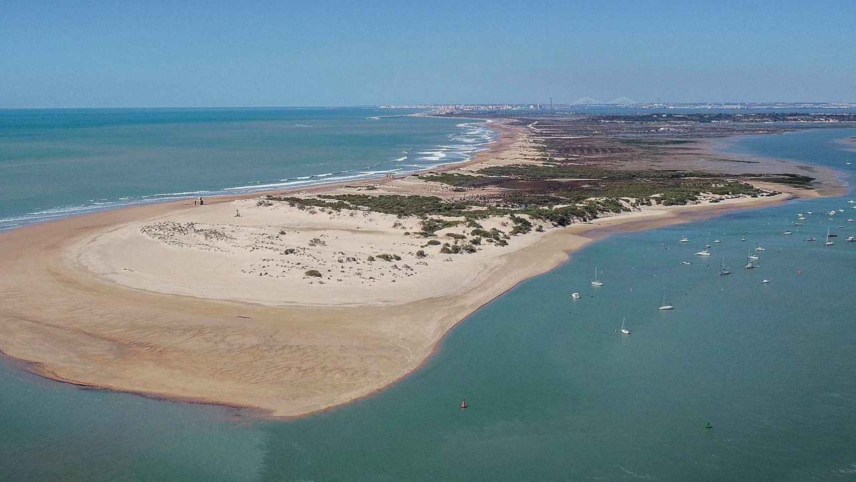 Vista aérea del Caño de Sancti Petri y de la Punta del Boquerón, donde han hallado restos del templo de Hércules EFE