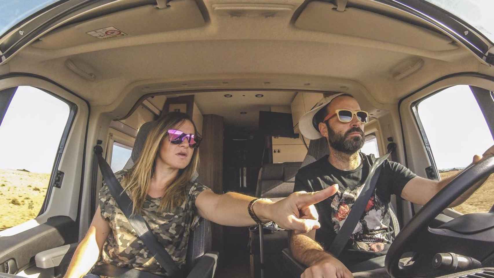 Auxi Piñeiro y Manu Guisado, dos amantes del VanLife, viajan con su furgoneta / VanWoow