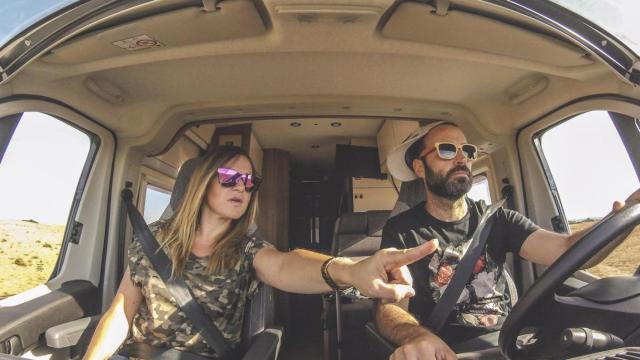 Auxi Piñeiro y Manu Guisado, dos amantes del VanLife, viajan con su furgoneta / VanWoow