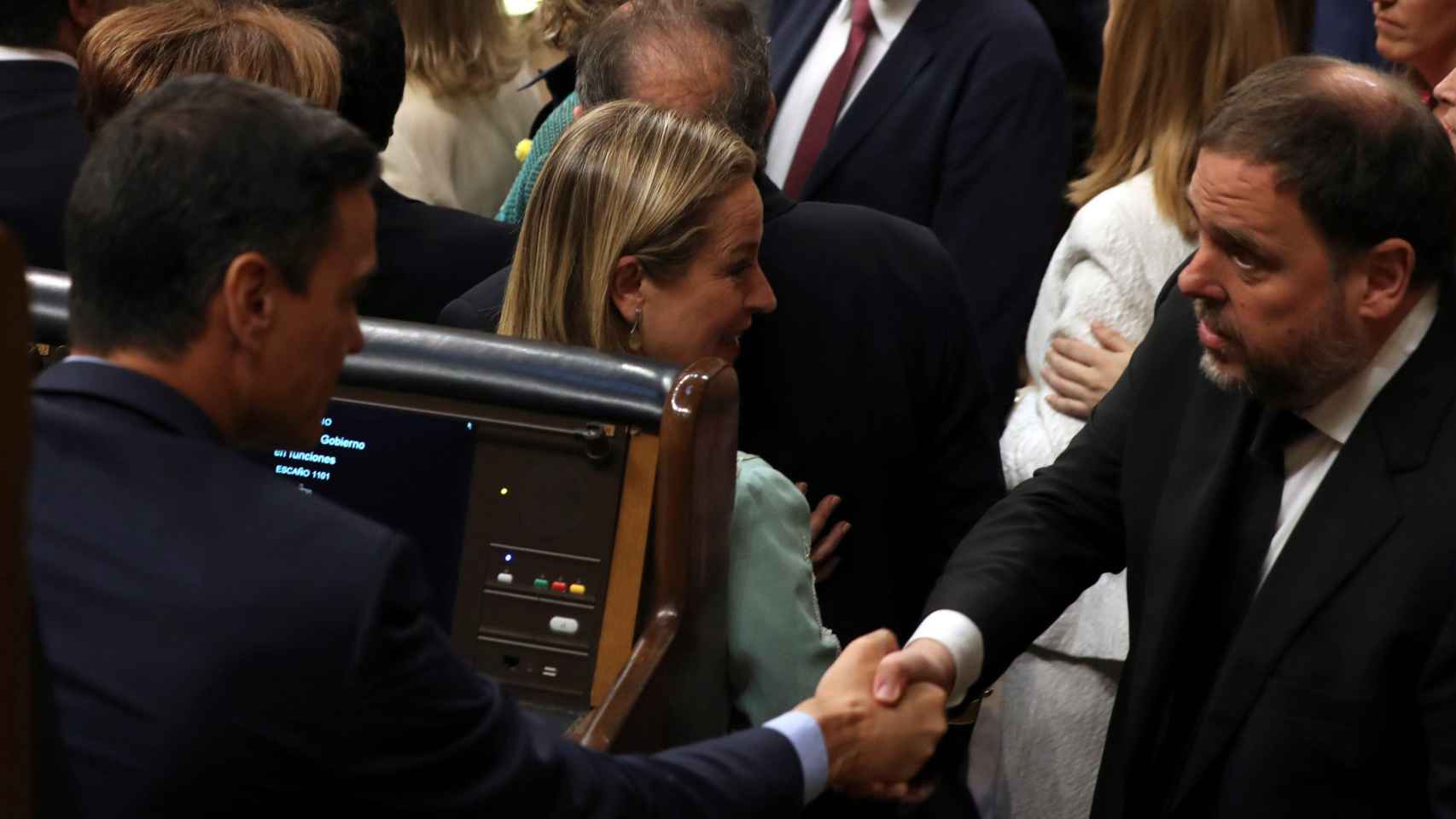 Pedro Sánchez y Oriol Junqueras, saludándose en el Congreso / EFE