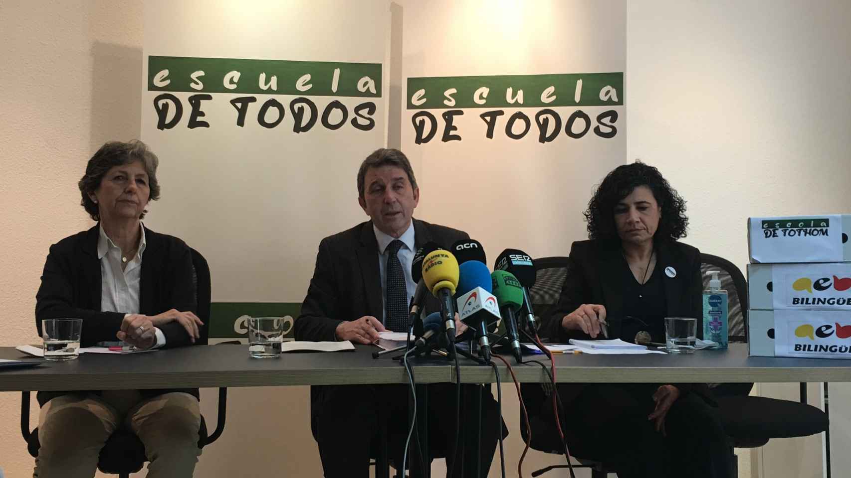 La vicepresidenta de SCC, Elda Mata, el presidente de Impulso Ciudadano y vocal de AEB, José Domingo, y la presidenta de AEB, Ana Losada, en una imagen de archivo / EUROPA PRESS