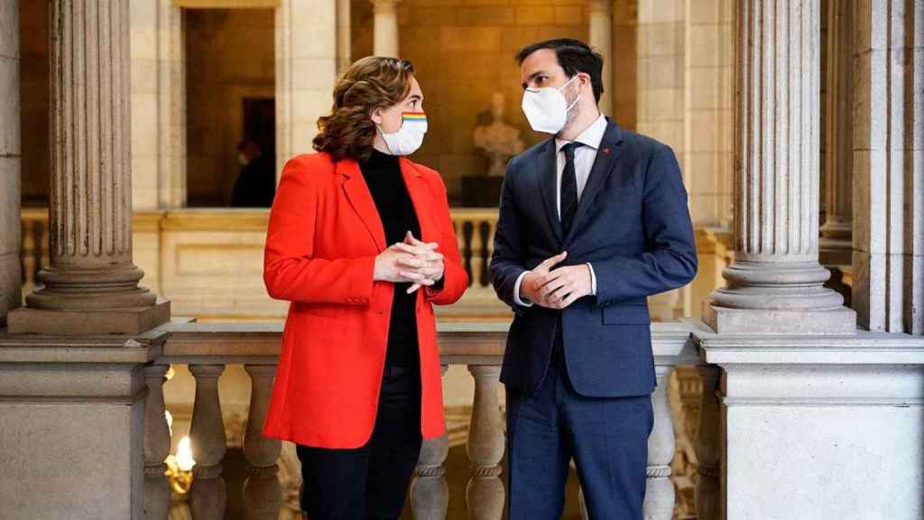 Ada Colau, alcaldesa de Barcelona, con Alberto Garzón, ministro de Consumo, en Barcelona hoy / AJBCN