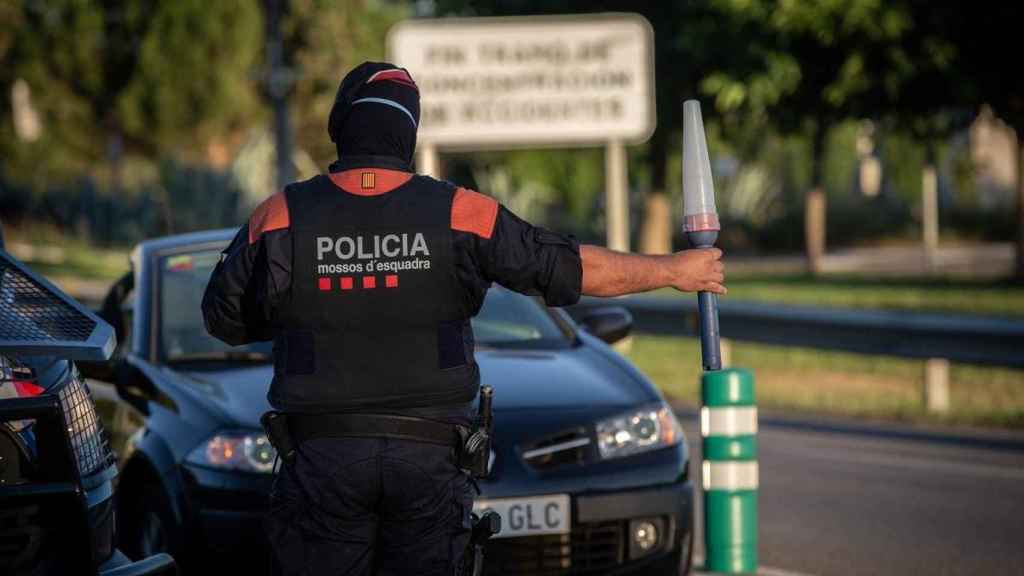 Un Mosso d'Esquadra controla el acceso a la A2 dirección Barcelona en Lleida, capital de la comarca del Segrià / EP