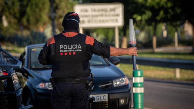 Un Mosso d'Esquadra controla el acceso a la A2 dirección Barcelona en Lleida, capital de la comarca del Segrià / EP