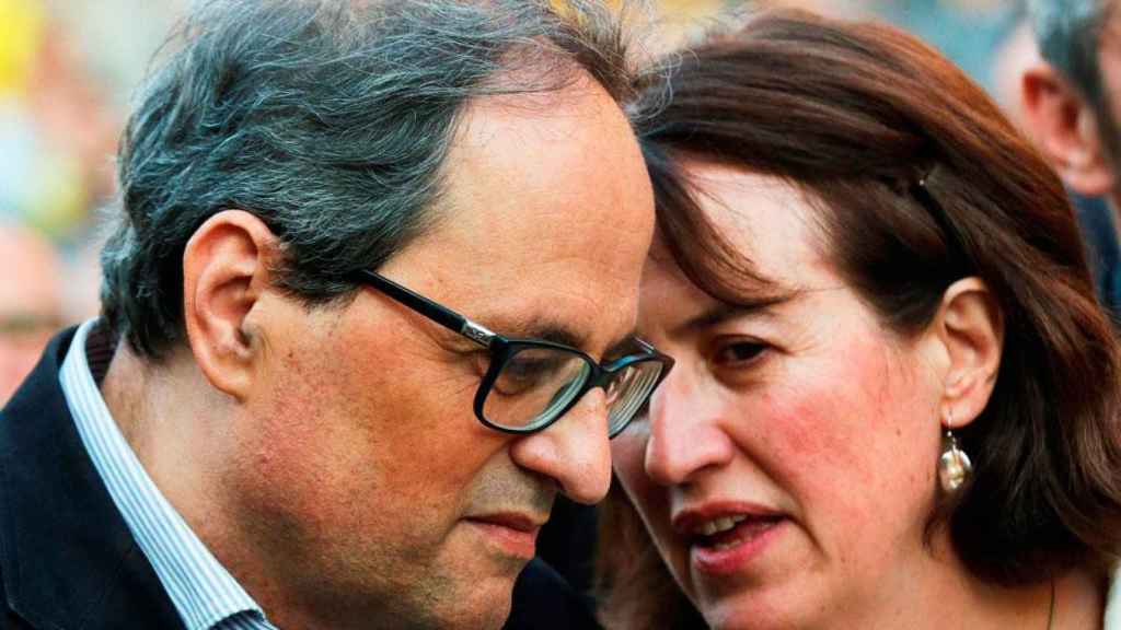 Elisenda Paluzie (d), presidenta de la ANC, con el presidente de la Generalitat de Cataluña, Quim Torra / EFE