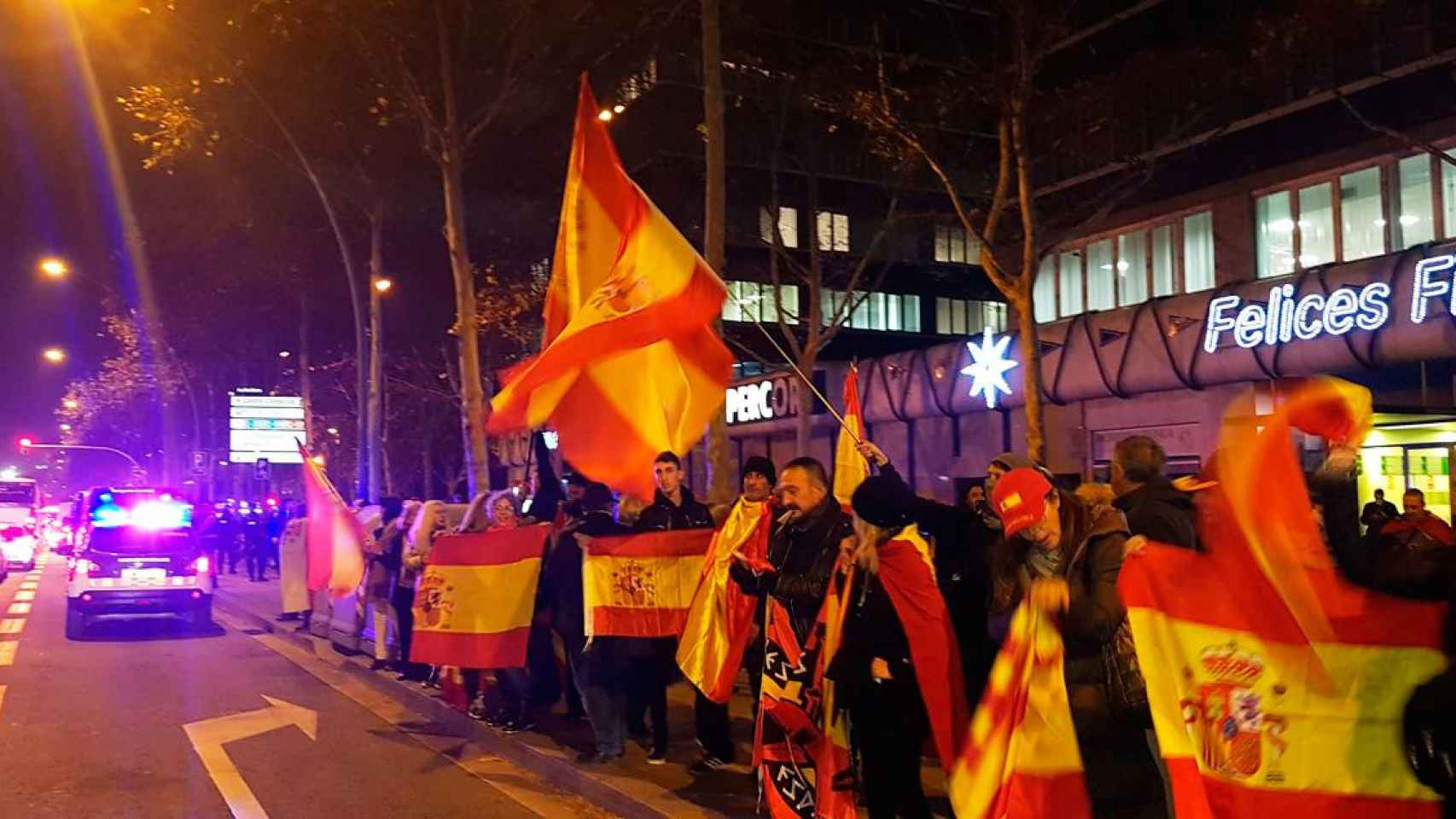 Imagen de los constitucionalistas que se concentrarán para reabrir la avenida Meridiana / CG