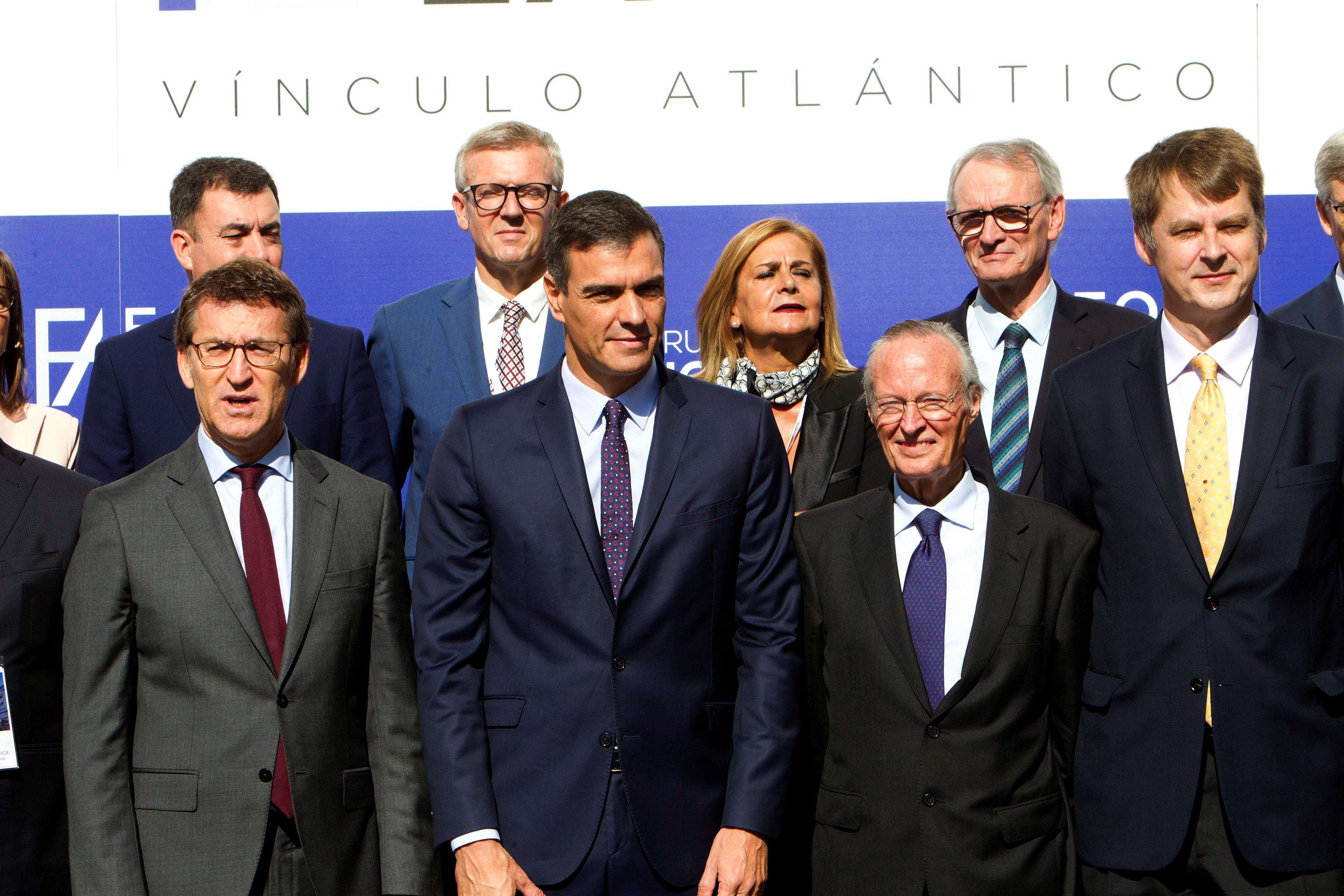 Pedro Sánchez, entre Núñez Feijóo y Josep Piqué, en el Foro Atlántico de La Toja / EFE