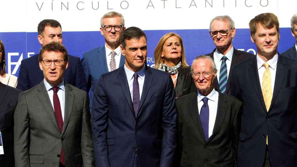 Pedro Sánchez, entre Núñez Feijóo y Josep Piqué, en el Foro Atlántico de La Toja / EFE