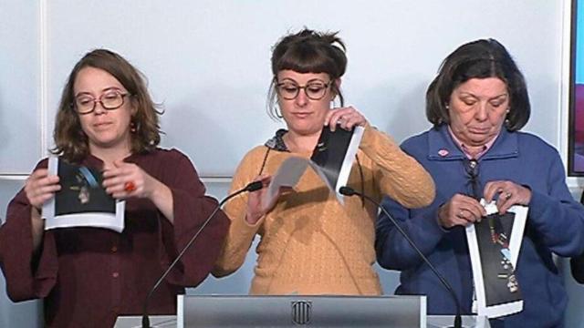 Miembros de la CUP rompen fotos del Rey / TWITTER