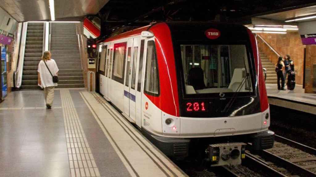 Parada de metro TMB de la línea L2 en la estación de Paral·lel en Barcelona / CG