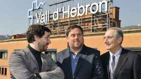 Toni Comín (i), Oriol Junqueras (c) y Vicenç Martínez Ibáñez, gerente del hospital Vall d'Hebron / CG