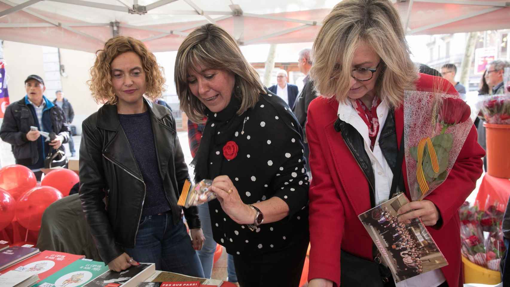 La alcaldesa de l'Hospitalet, Núria Marín (c), con las candidatas de los socialistas catalanes al Congreso Meritxell Batet (i) y Mercè Perea (d) / PSC