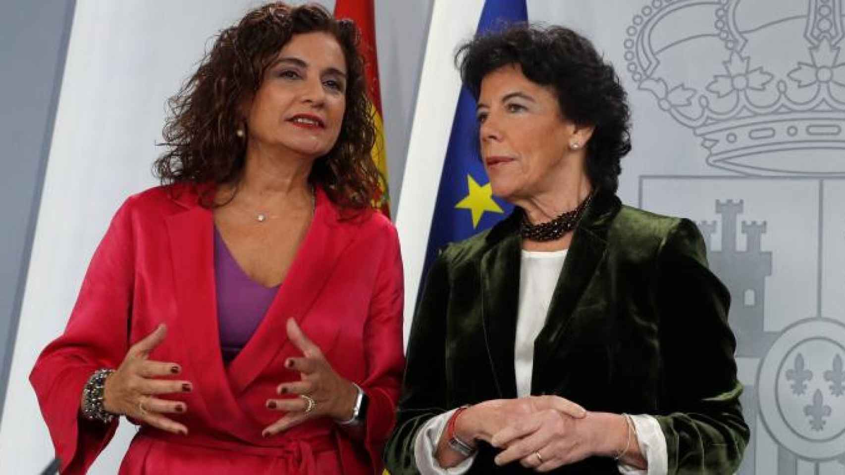 María Jesús Montero (i), ministra de Hacienda, junto a la ministra portavoz, Isabel Celaá, tras el Consejo de Ministros / EFE