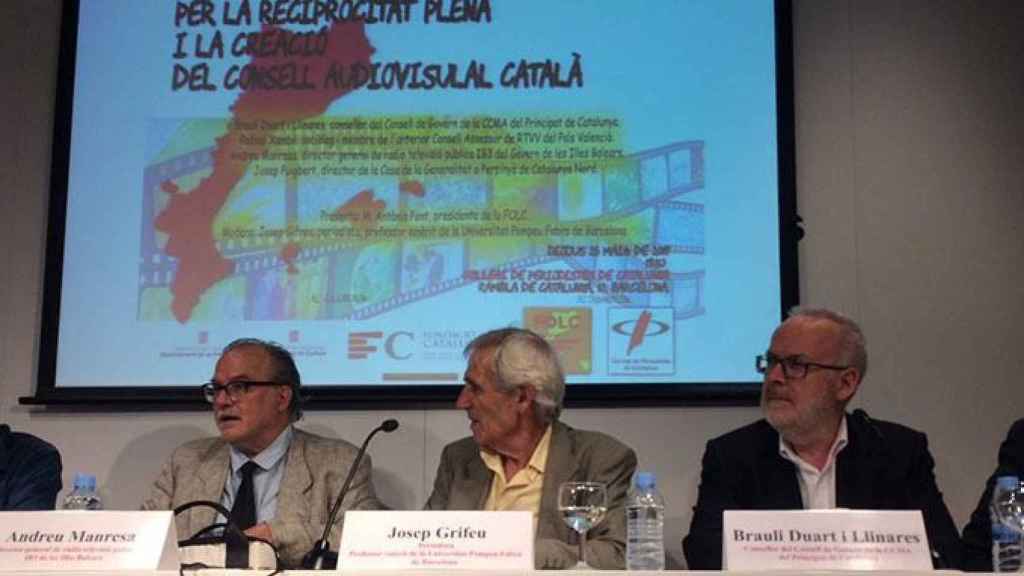 El presidente en funciones de la CCMA Brauli Duart (d) en unas jornadas sobre la reciprocidad televisiva entre las comunidades de lengua catalana / CG