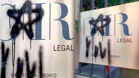 La pintada de una 'estelada' en la placa de CHR Legal, despacho de colaboradores de 'Crónica Global' / CG