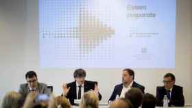 El presidente de la Generalitat, Carles Puigdemont y el vicepresidente del Govern, Oriol Junqueras, junto al secretario de Hacienda, Lluís Salvadó y el director de la ATC, Eduard Vilà, en la presentación de la hacienda catalana / EFE