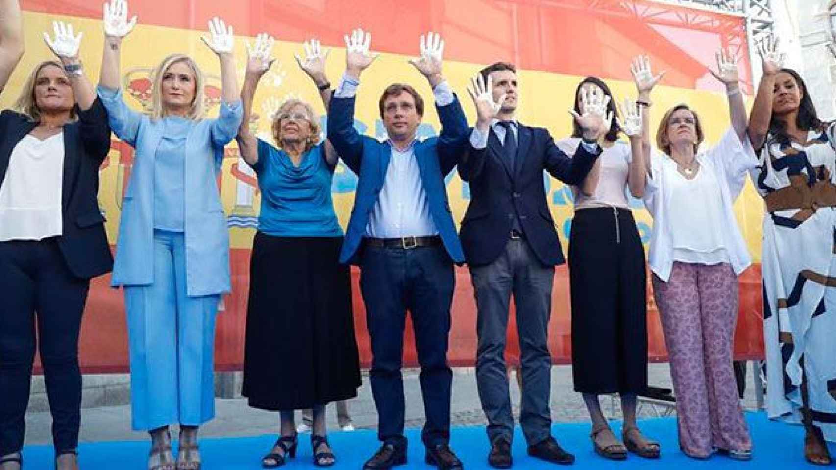 Marimar Blanco, Crisitina Cifuentes, Manuela Carmena, José Luis Martínez-Almeida, Pablo Casado, Rita Maestre, Purificación Causapié y Begoña Villacís, durante el acto de homenaje organizado por el PP en recuerdo de Miguel Ángel Blanco en la Plaza de la Vi