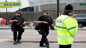 Unos policías investigan los alrededores del Manchester Arena tras el atentado / CG