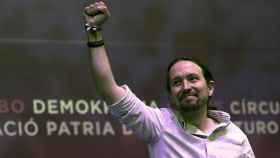 El secretario general de Podemos, Pablo Iglesias, saluda a los asistentes en la asamblea ciudadana estatal --congreso-- de Vistalegre II / EFE