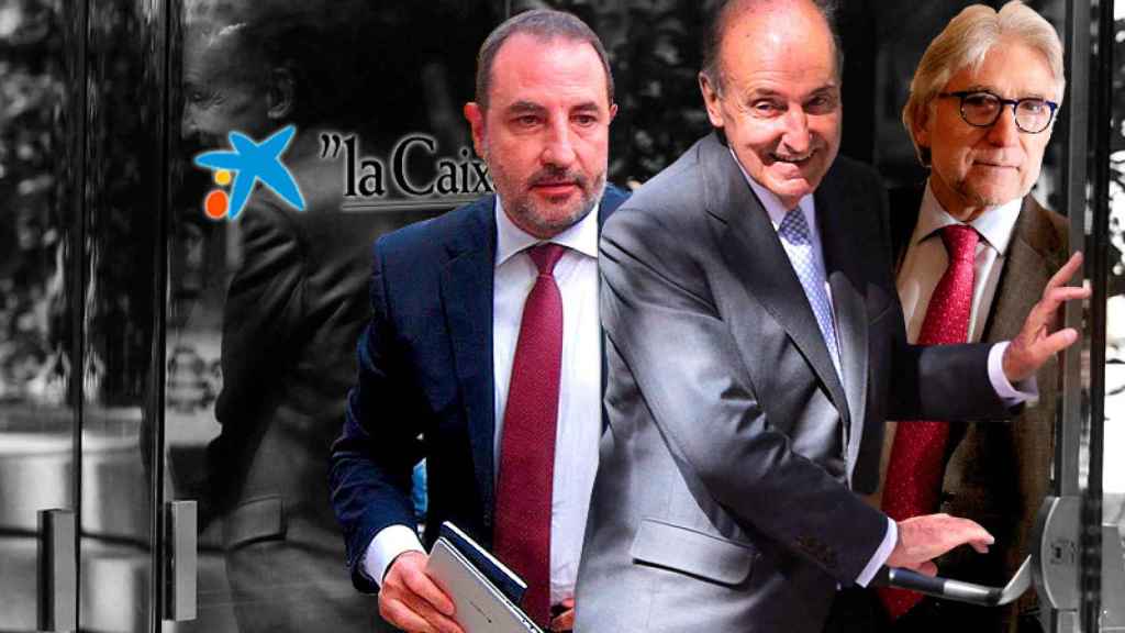 Ramon Espadaler, Miquel Roca y Josep Sánchez Llibre en una recreación gráfica saliendo de una oficina de La Caixa.