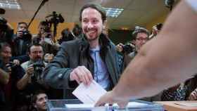 Pablo Iglesias, candidato y líder de Podemos vota en el IES Tirso de Molina de Madrid