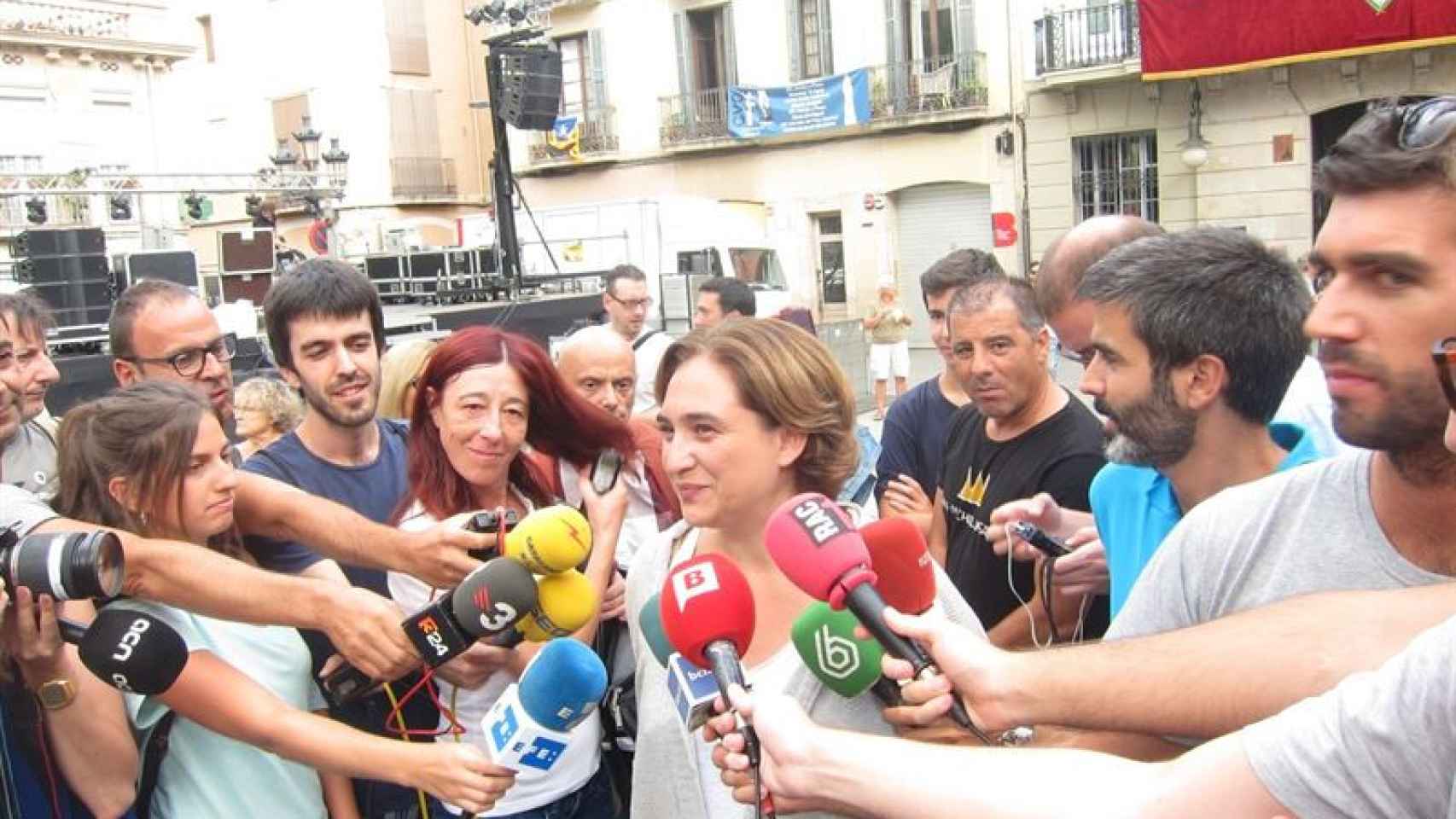 La alcaldesa Ada Colau ha visitado las fiestas de Gracia esta tarde