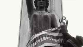 La alegoría franquista de la Victoria, en el obelisco de Diagonal con Passeig de Gràcia en Barcelona, cubierta con una estelada durante la transición.