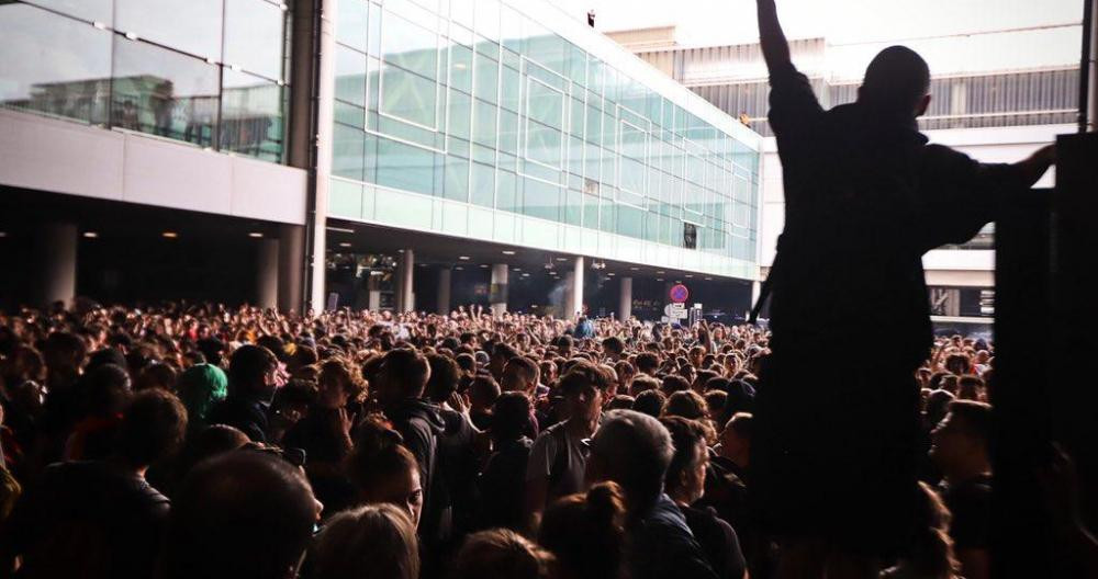 Independentistas llenan el aeropuerto de El Prat