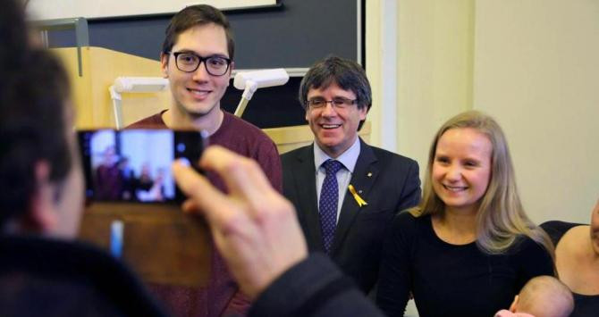 El expresidente catalán Carles Puigdemont posa con simpatizantes antes de pronunciar una conferencia en la Universidad de Helsinki / EFE
