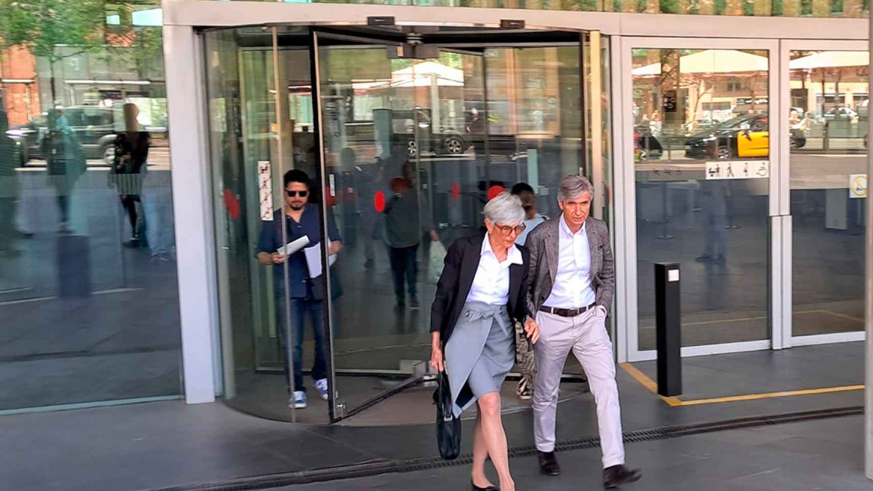 La abogada Olga Tubau y el exconseller de Salud Josep Maria Argimon, quien se desmarca ante el juez de la suspensión de la vacuna a policías / EP