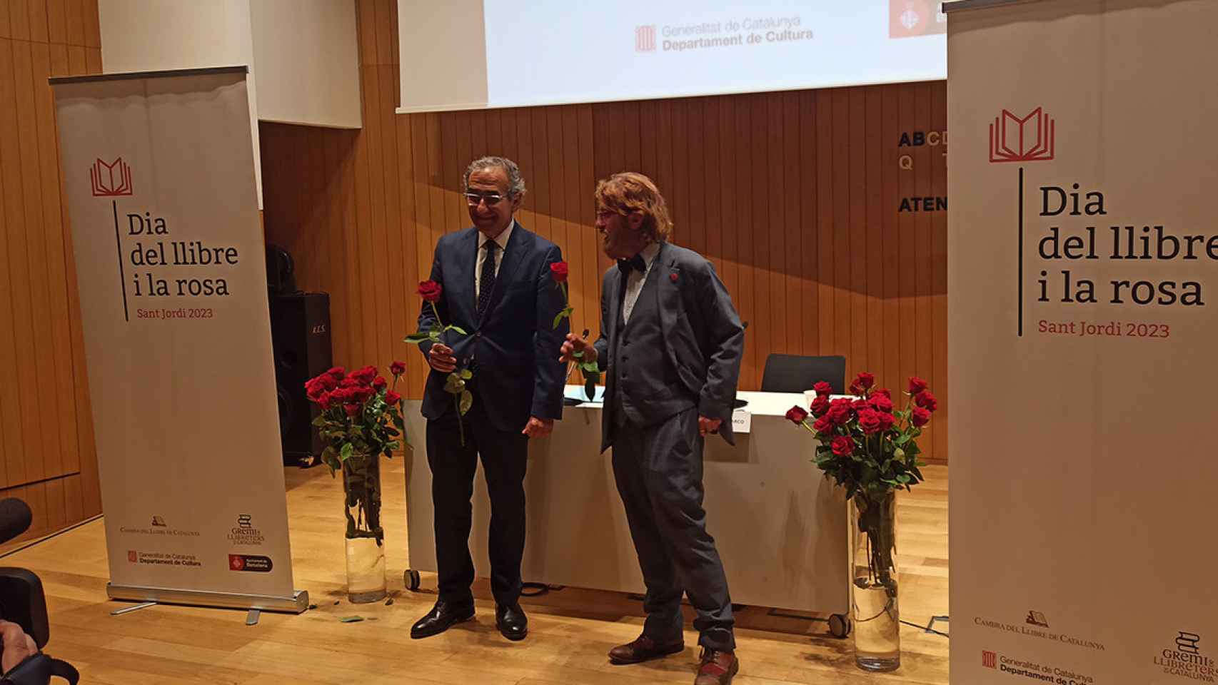 El presidente de la Cambra del Llibre de Catalunya, Patrici Tixis, y el presidente del Gremi de Llibreters, Eric del Arco, en una rueda de prensa este jueves / HUGO SÁNCHEZ - CG