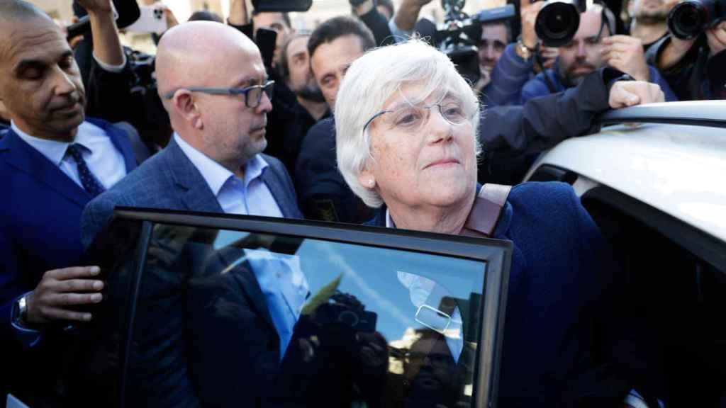 La eurodiputada independentista Clara Ponsatí, entrando al coche policial con su abogado, Gonzalo Boye / EFE