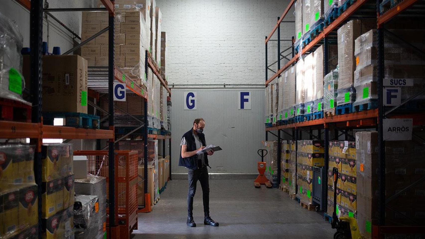 Un operario en el almacén del Banco de Alimentos de Barcelona durante una campaña del Gran Recapte